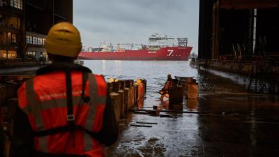 Pijpenlegger succesvol gedoopt en te water gelaten op de werf in Krimpen aan den IJssel