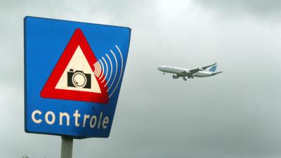 Waakhond maakt jacht op exotische muggen op Schiphol 