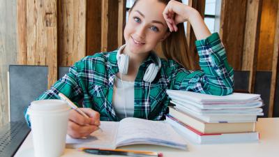 Meisjes stijgen meer boven schooladvies uit dan jongens