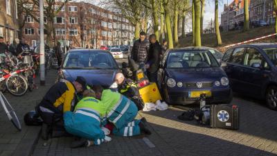 Bezorger op scooter slaat over de kop en raakt gewond