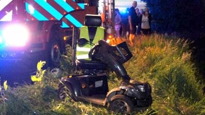 Vrouw na 5 uur gevonden in sloot met scootmobiel