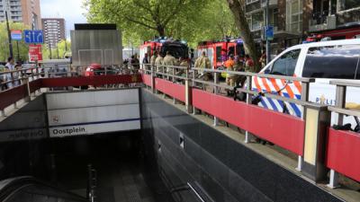 man, scootmobiel, vallen, perron, metro