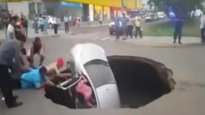 Auto opgeslokt door sinkhole Peru, inzittenden gered