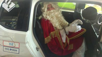 Sinterklaas 'geboeid' door handboeien