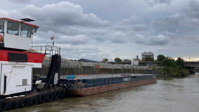 sleepboot-ponton-stuw-borgharen