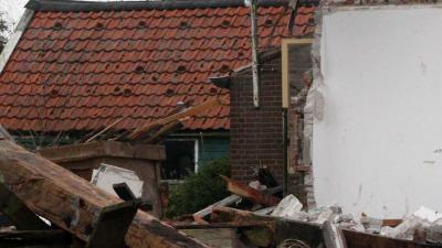 Vrachtwagen in Zeeuwse IJzendijke glijdt woning binnen