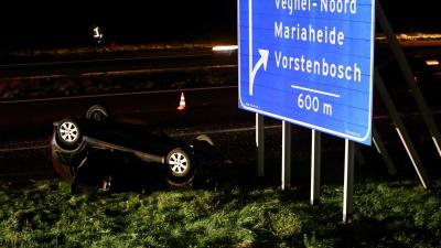 Auto belandt op zijn kop in berm langs A50 Veghel