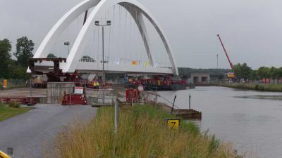 Nieuwe spoorbrug in Zuidhorn geplaatst