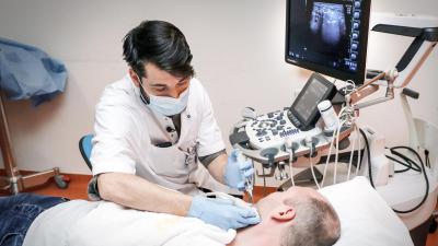 UMCG-radioloog Jeroen Vister brengt de organoïden in bij patiënt Kasper van de Noort. Foto: Henk Veenstra. 