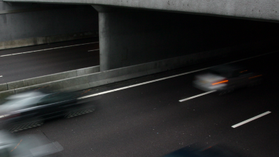 Onbekende(n) gooien stalen buis van viaduct A18