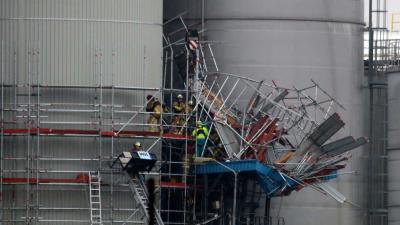 Man na ruim 2 uur onder deels ingestorte steiger bevrijd