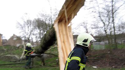 Storm raast over Nederland. Hulpdiensten hebben handen vol