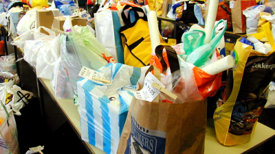 Geen gratis plastic tas meer en zorgtoeslag voor alleenstaanden stijgt