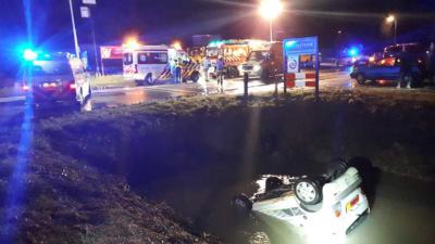 Voorbijgangers redden leven vader en zoon na auto te water