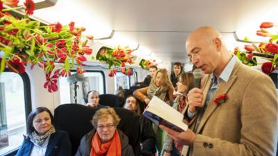 Foto van schrijver Tommy Wieringa in trein | Kees-Jan Bakker/NS