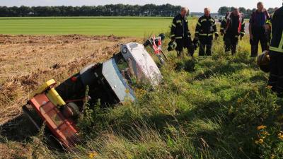 Boer komt met tractor in de sloot