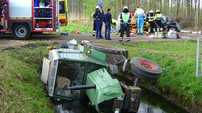 tractor en bestelbus in sloot