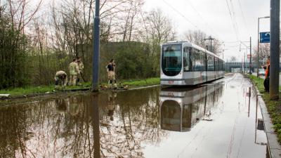 Trambaan Schiedam onder water na hevige regenval