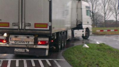 Dronken Roemeense vrachtwagenchauffeur veroorzaakt ravage voor Spijkenisserbrug