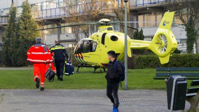 Traumahelikopter voor medische noodsituatie in Schiedam