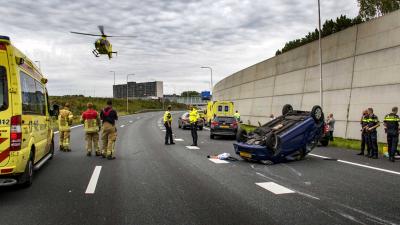 Auto over de kop op de A20 bij Schiedam