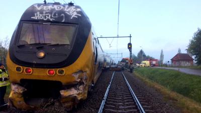 Trein ontspoord na botsing met dieplader in Wouw