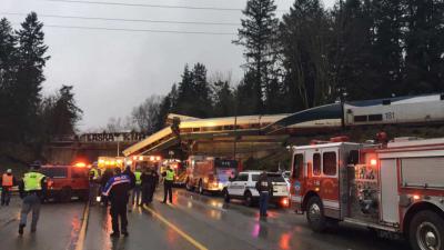 Trein ontspoort en valt van viaduct op drukke snelweg