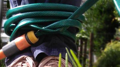 Buurman overmeestert inbreker en boeit hem met tuinslang