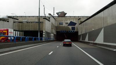 Al vroeg files door afsluiting Velsertunnel