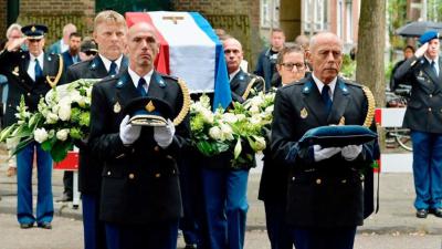 Erehaag van politiemensen bij uitvaart oud-korpschef Gerard Bouman