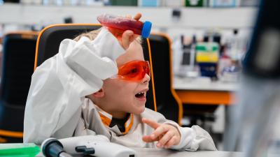 Kind in laboratorium