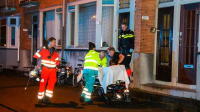 Vrouw valt van twee hoog uit raam