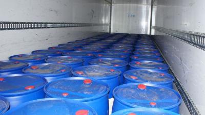 vaten chemicaliën in vrachtwagen