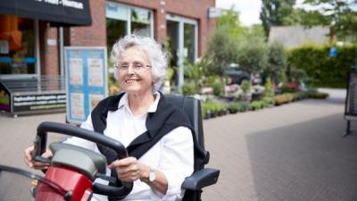 Vrouw op scootmobiel