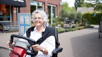 Vrouw op scootmobiel