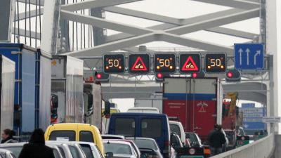 Rijkswaterstaat adviseert nu zelfs om Rotterdam tijdens de ochtendspits te mijden.