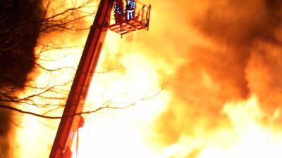 vlammen-brand-hoogwerker