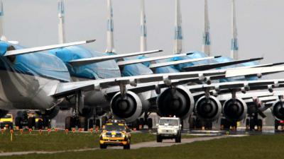 KLM-vliegtuigen-geparkeerd-Aalsmeerbaan-coronacrisis