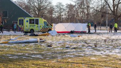 vliegtuigcrash-brokstukken-ambulance-brandweer