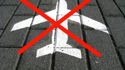 Foto van vliegtuig op stoep met kruis er door