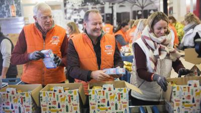 Recordaantal van 35.000 kerstpakketten ingepakt voor de voedselbanken