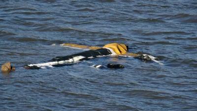 Brandweer haalt vogelverschrikker met brandweerpak aan uit water