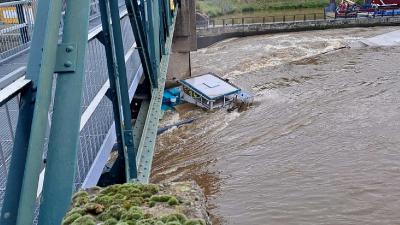 vrachtschip-aanvaring-gezonken-stuw-borgharen