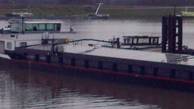 Schip ramt gloednieuwe brug bij Noordhorn