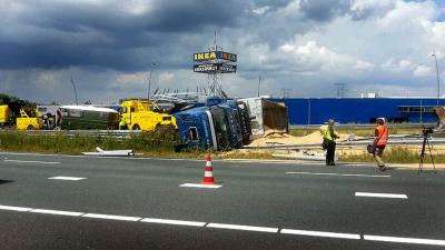 Foto van gekantelde vrachtwagen met graan op A50 | Willy Smits | www.112journaal.nl