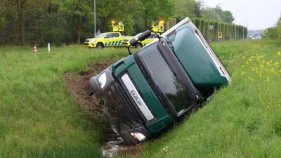 Vrachtwagen Gekanteld Op Afrit A2 Bij Liempde Chauffeur Ongedeerd ...