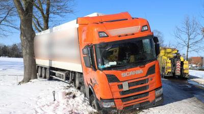 vrachtwagen-sloot-sneeuw