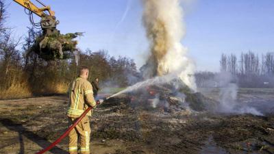 Brandweer blust resten vreugdevuur Vlaardingen