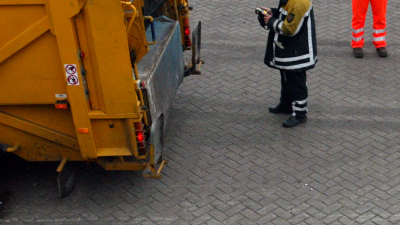 vuilniswagen-brandweerman