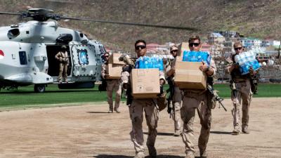 Voedsel en water op Sint Maarten gedropt met defensieheli